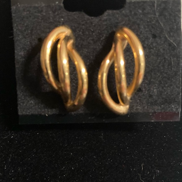 Jewelry - Golden earrings. Classic